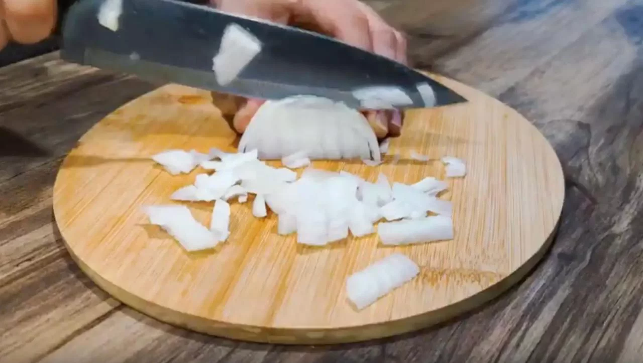 Порежьте лук