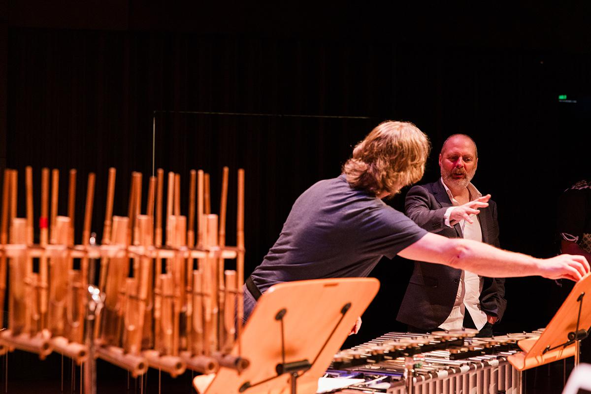 Брин Харрисон c перкуссионистом Питером Невиллом из австралийского ансамбля современной музыки ELISION ensemble во время репетиции пьесы&nbsp;Double Labyrinth after Richard Dunn