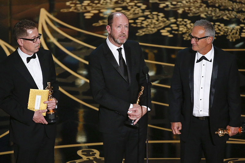 Крис Дженкинс (в центре), Грегг Рудлофф (слева) и&nbsp;Бен Осмо (справа) получили высшую награду за&nbsp;лучший звук к&nbsp;фильму &laquo;Безумный Макс&raquo;