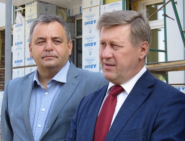 На выборах мэра в 2014 году Локоть стал единым кандидатом от оппозиции: сразу шесть человек сняли свои кандидатуры в его пользу. ​На фото&nbsp;&mdash; Ренат Сулейманов и Антолий Локоть (2016 год).