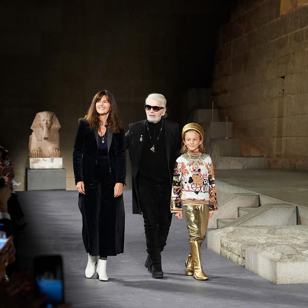 Виржини Виар, Карл Лагерфельд&nbsp;и его племянник&nbsp;​Хадсон Кроэниг на показе Chanel&nbsp;​M&eacute;tiers d&#39;art в Нью-Йорке в 2018 году