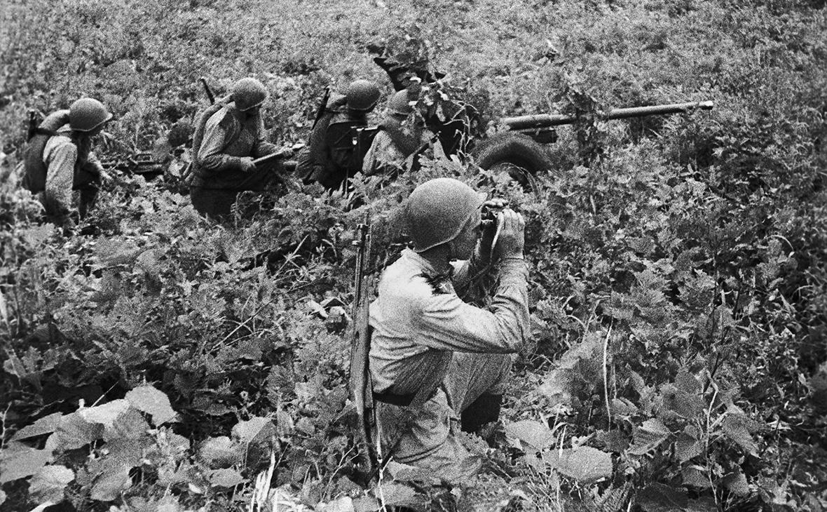 Советские артиллеристы ведут бои на сопках Маньчжурии