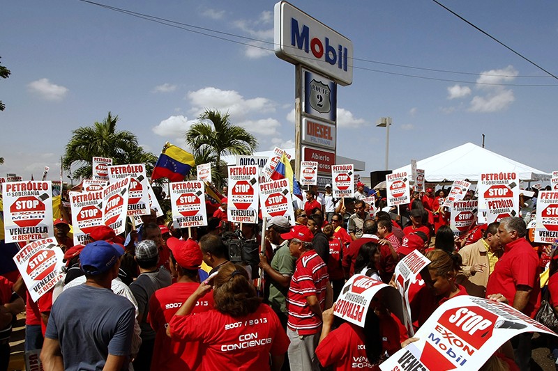 Пять подразделений корпорации Mobil против ВенесуэлыСуд:Международный центр по урегулированию инвестиционных споров (ICSID), ПарижПредмет спора: Mobil требовал компенсировать ущерб от экспроприации двух венчурных проектов в области добычи нефти, в июне 2010 года суд принял решение, что он не должен рассматривать претензии, возникшие до создания холдинга ExxonMobil в 2006 году. Решение не вынесено. Срок рассмотрения: сентябрь 2007 – решение не вынесеноСумма запрошенная/присужденная: 16,8 млрд долл