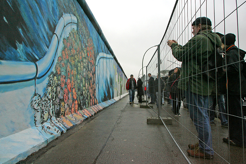 Часть Берлинской стены ожидала судьба арт-объекта. На восточной стороне Стены еще в 1990 году была открыта художественная галерея East Side Gallery, которая&nbsp;к очередному юбилею отреставрирована.