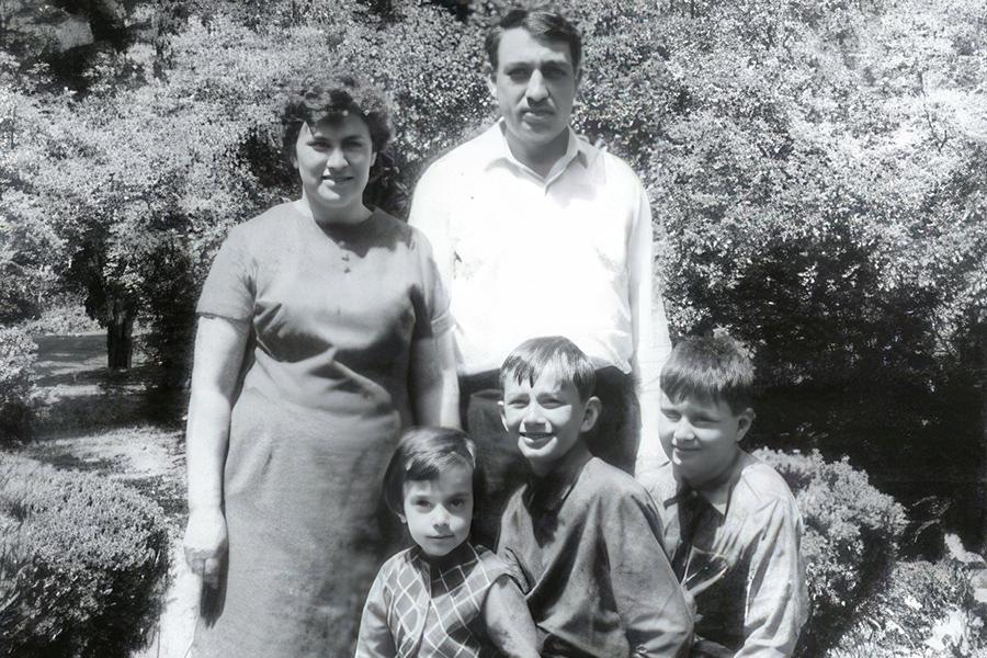 Валерий Меладзе в детстве с родителями, братом и сестрой