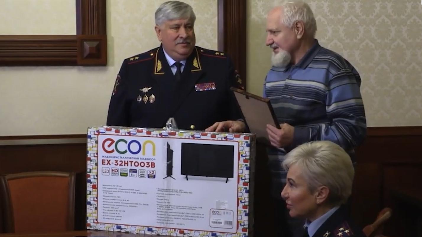 Пенсионера из Щелково, задержавшего грабителя, наградили телевизором