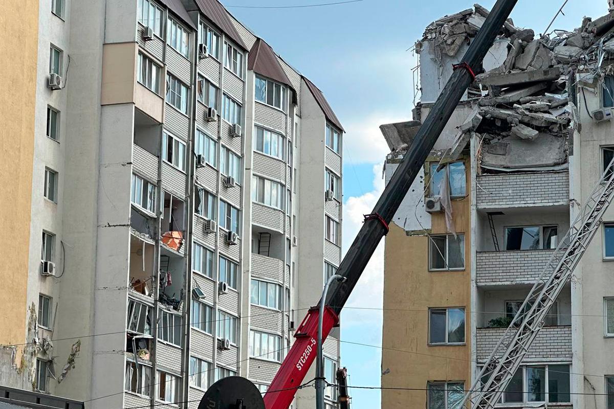 Последствия взрыва в жилом доме в Саратове. 25.07.2025