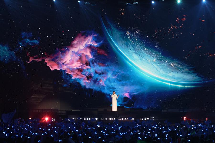 Певец Саиф Аль-Али, представляющий ОАЭ, во время международного музыкального конкурса «Интервидение» 2025 в концертном зале «Live Арена»