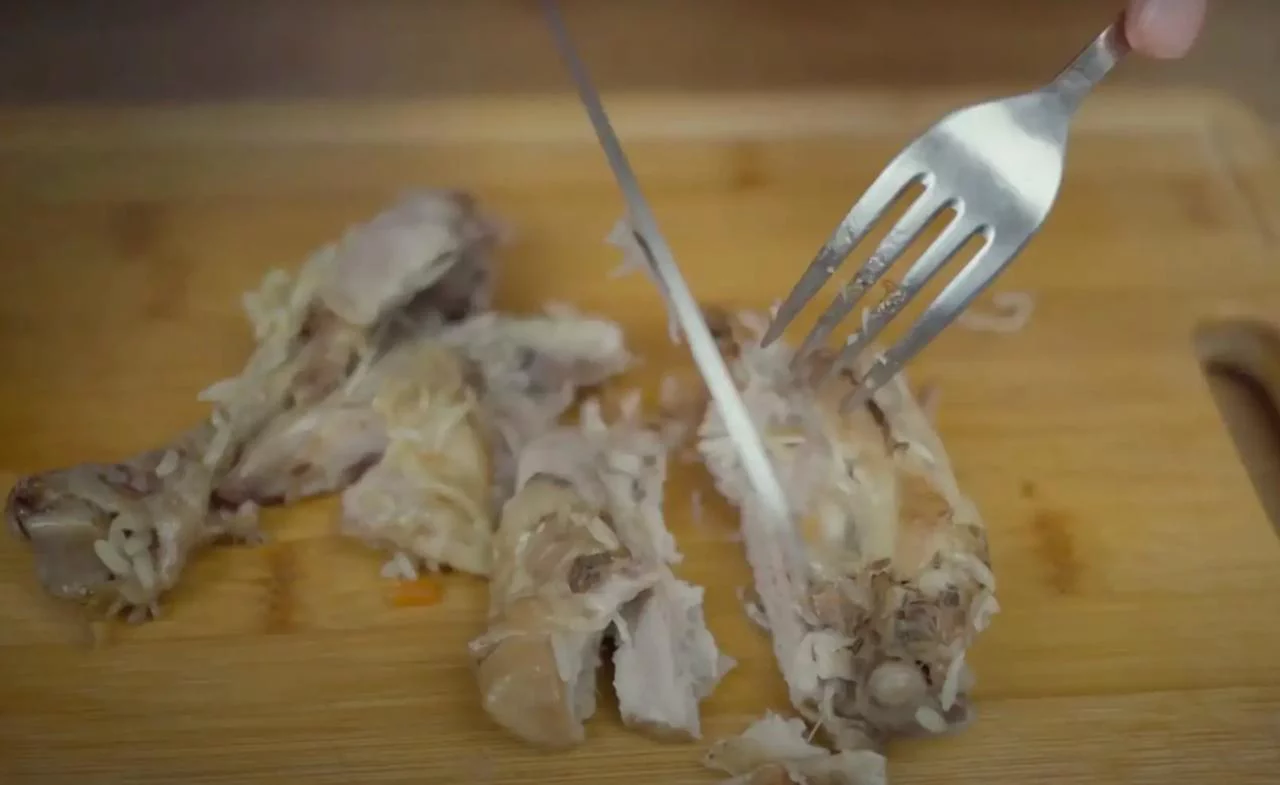 Нарежьте курицу небольшими кусочками