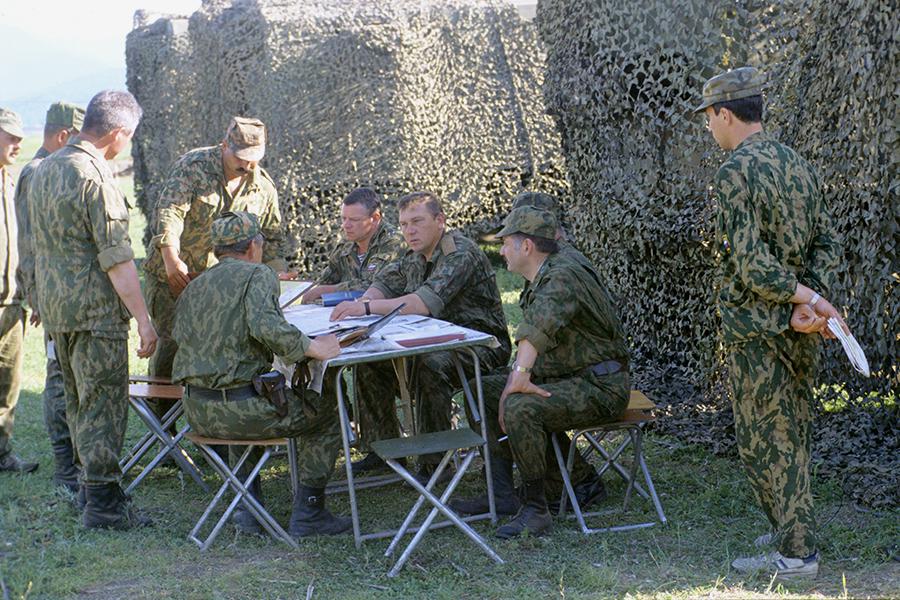 Российские военнослужащие во главе с командующим группировкой войск Минобороны России в Чеченской Республике генерал-майором Владимиром Шамановым (в центре) во время разработки операции по вытеснению боевиков из района поселка Старый Ачхой в Чечне, 1996 год