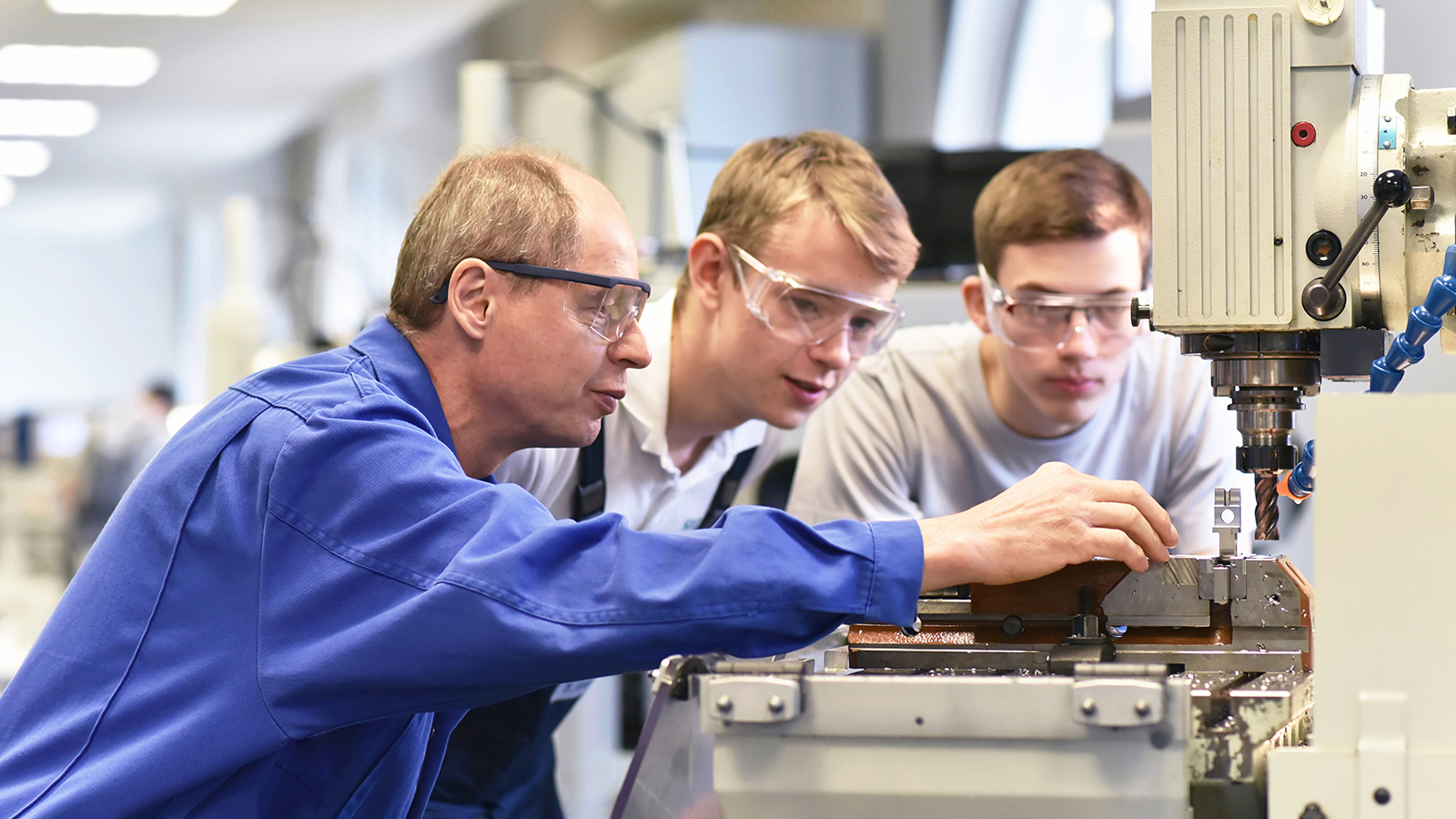 Среди наиболее востребованных рабочих специальностей среди школьников эксперты выделяют профессии электрика, сварщика и автомеханика