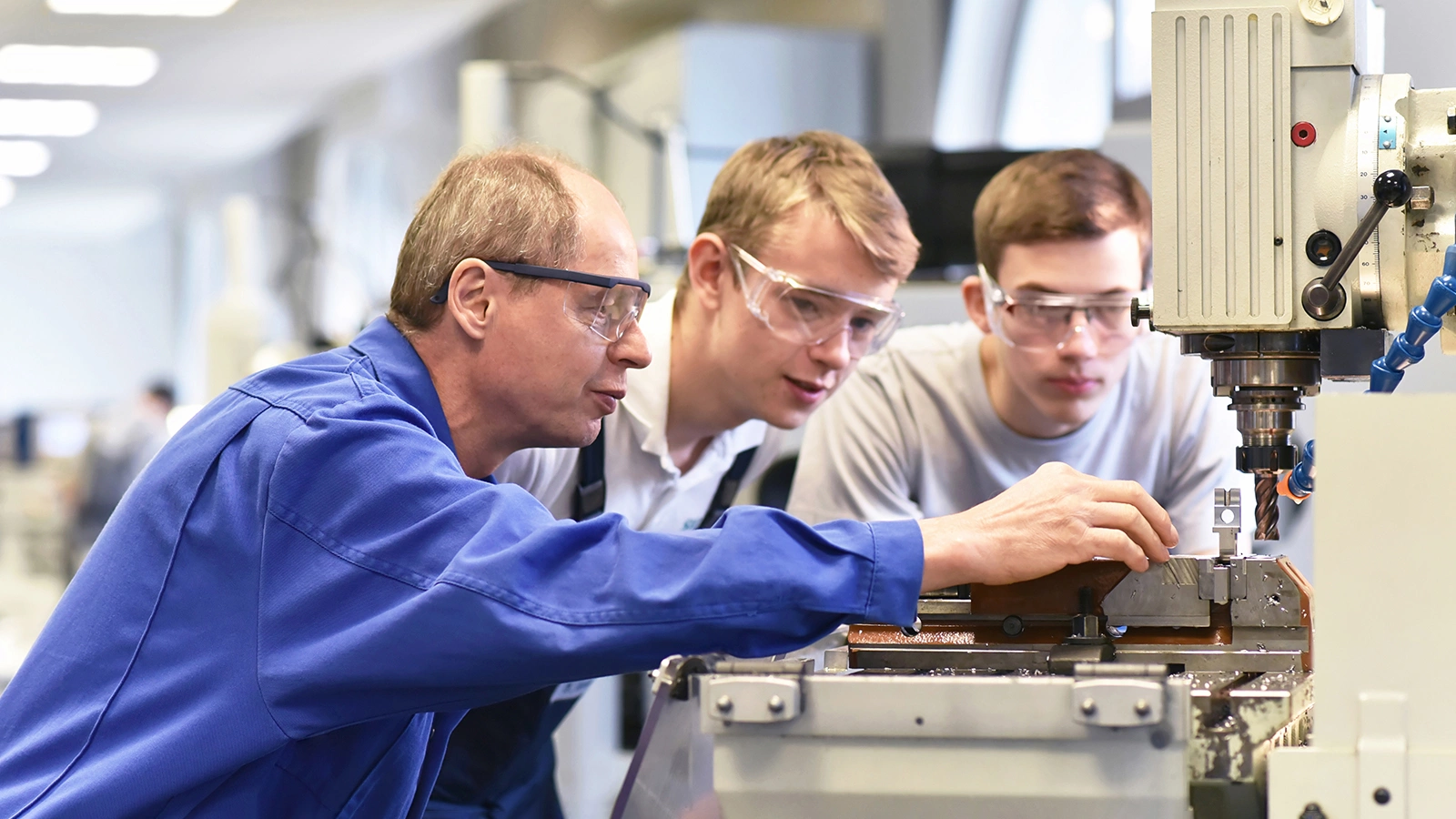 Среди наиболее востребованных рабочих специальностей среди школьников эксперты выделяют профессии электрика, сварщика и автомеханика