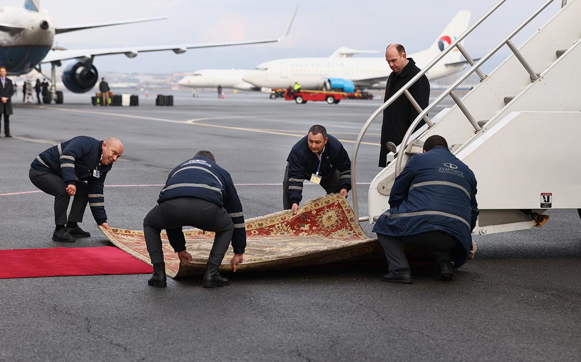 The Guardian оценила армянский ковер у трапа при встрече Вэнса в Ереване