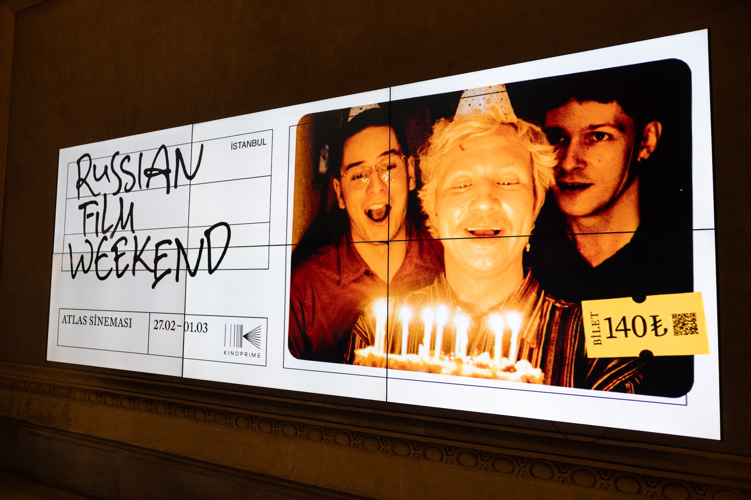 Афишу Russian Film Weekend в Стамбуле оформили кадром из фильма «Здесь был Юра» Сергея Малкина