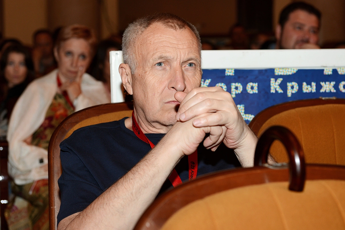 Андрей Смирнов перед началом конкурсного просмотра программы короткометражных фильмов в рамках XXV Российского кинофестиваля «Кинотавр». 2014 год