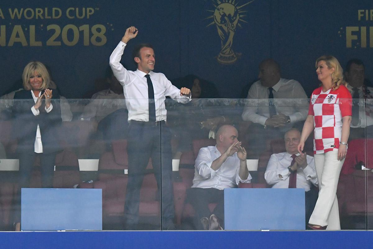 Эммануэль Макрон перед финалом чемпионата мира по футболу FIFA 2018 между Францией и Хорватией на стадионе «Лужники» в Москве, 2018 год
