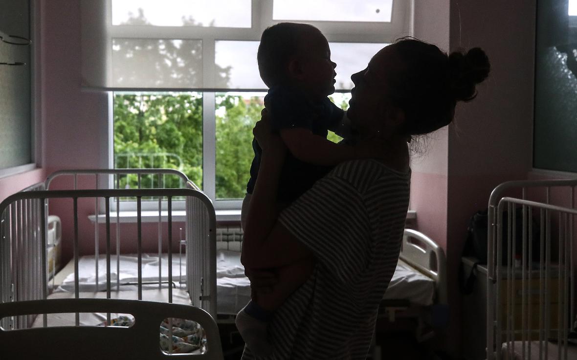 Родители детей с редкими болезнями связали расширение семьи с их лечением