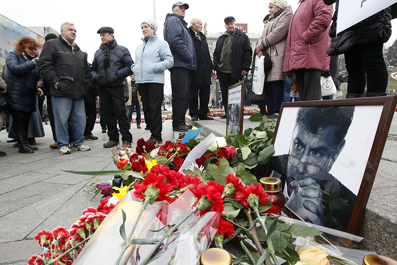 Цветы и свечи в дань памяти Борису Немцову на площади Независимости в Киеве