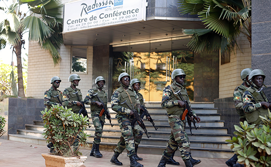 Спецназ у гостиницы Radisson Blu в столице Мали Бамако