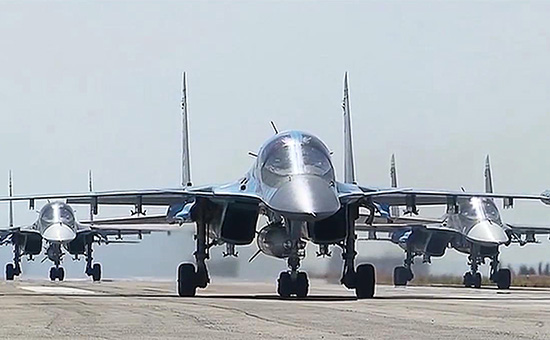 Многофункциональные бомбардировщики Су-34 ВКС России на авиабазе&nbsp;Хмеймим в Сирии