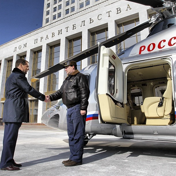 Д.Медведев вернулся с работы на вертолете. Фото