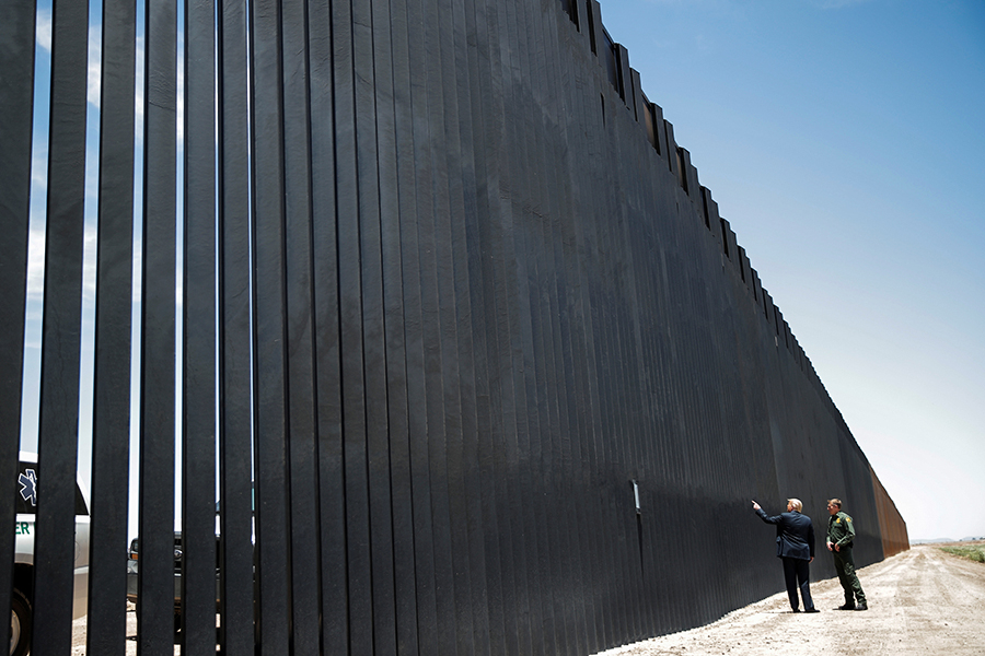 Дональд Трамп во время осмотра участка недавно построенной пограничной стены в Сан-Луисе