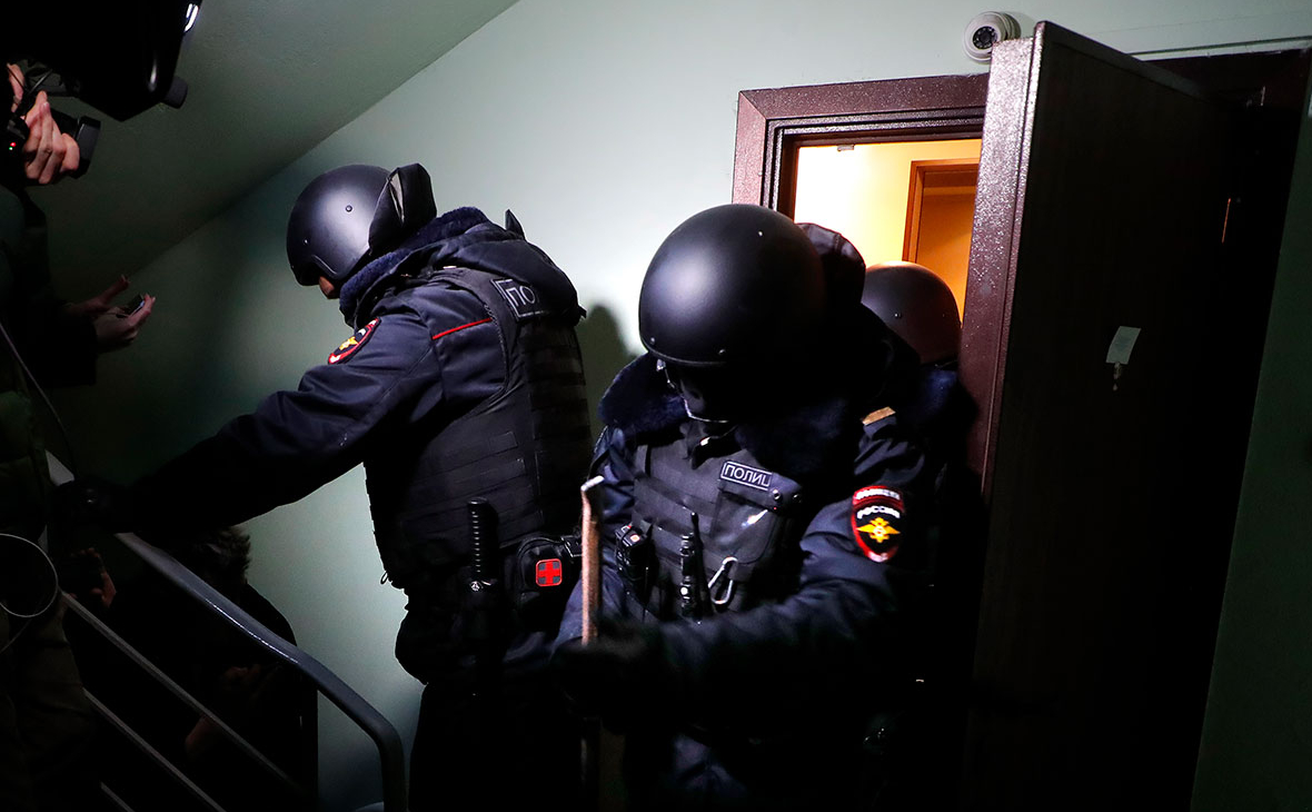 Сотрудники полиции у квартиры оппозиционера Алексея Навального на Люблинской улице