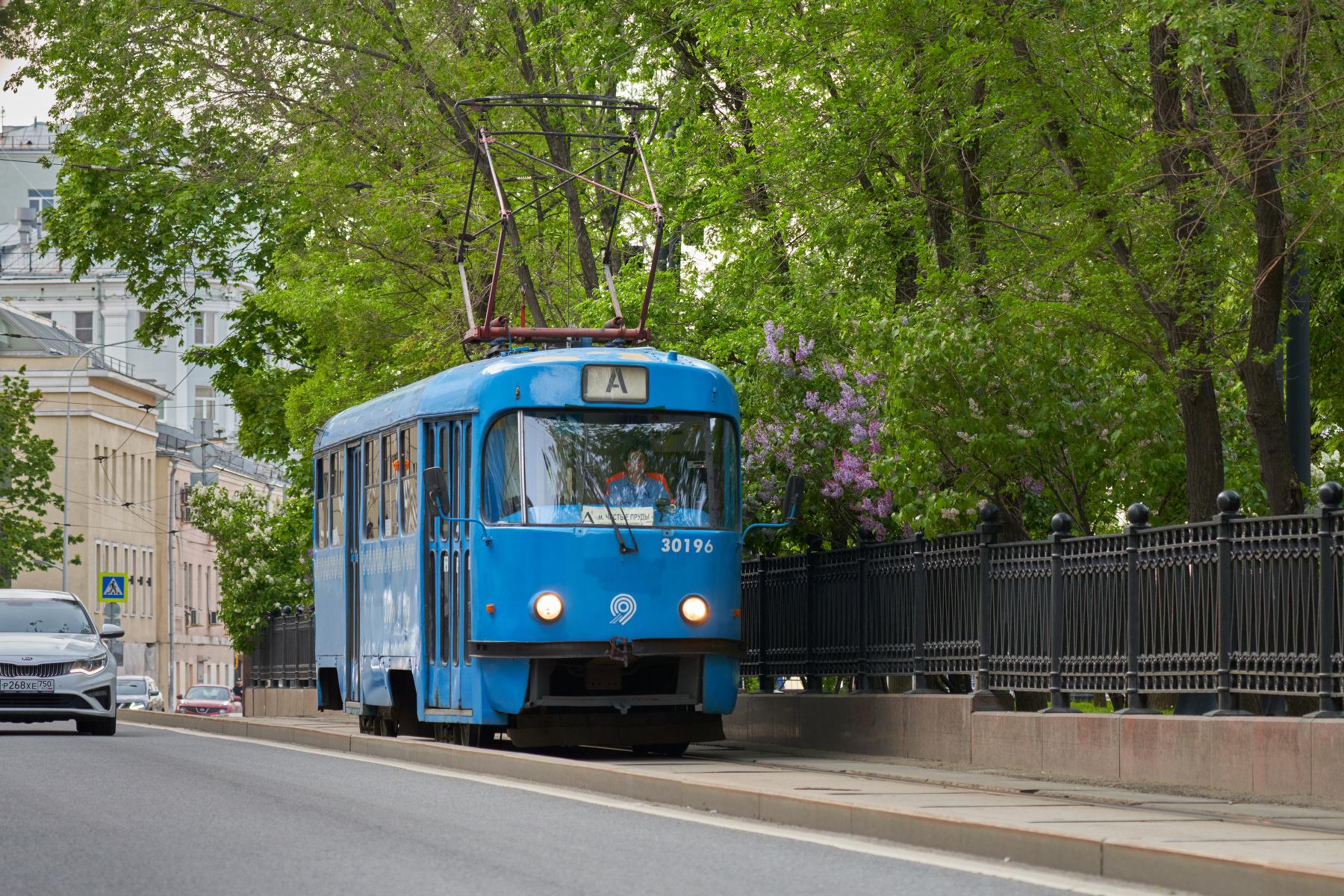 Трамвайные пути и старинные бульвары придают району романтический флер