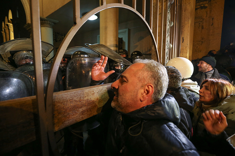 Протестующие пытались прорваться в здание парламента Грузии.