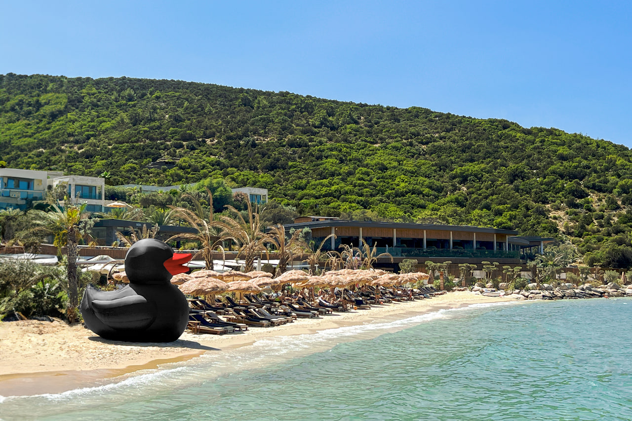 Пятиметровая черная уточка &mdash; символ А-Клуба &mdash; на пляже в турецком Бодруме
