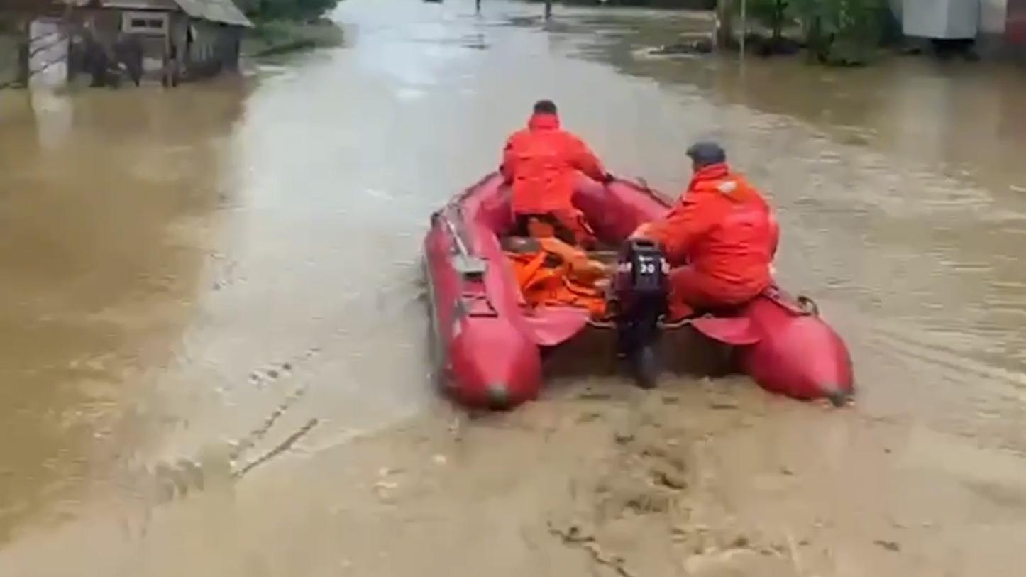 На Сахалине река вышла из берегов и подтопила частные дома. Видео