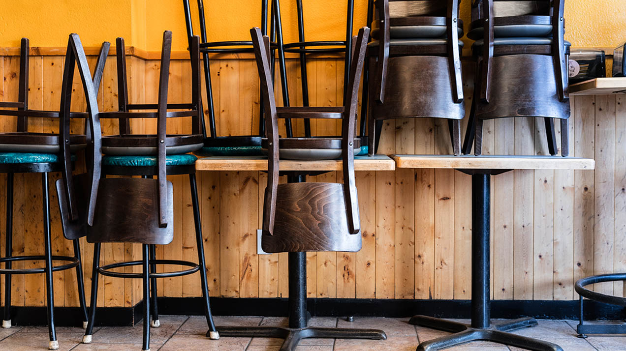 В Испании задержали подозреваемых в краже 1 тыс. стульев из ресторанов