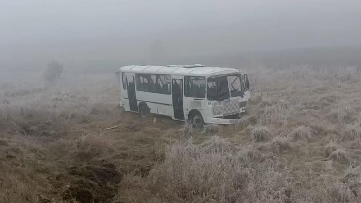 Как выглядит съехавший в кювет автобус в Красноярском крае. Видео