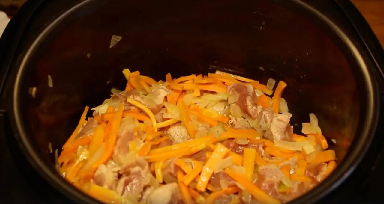 Обжарьте овощи с мясом