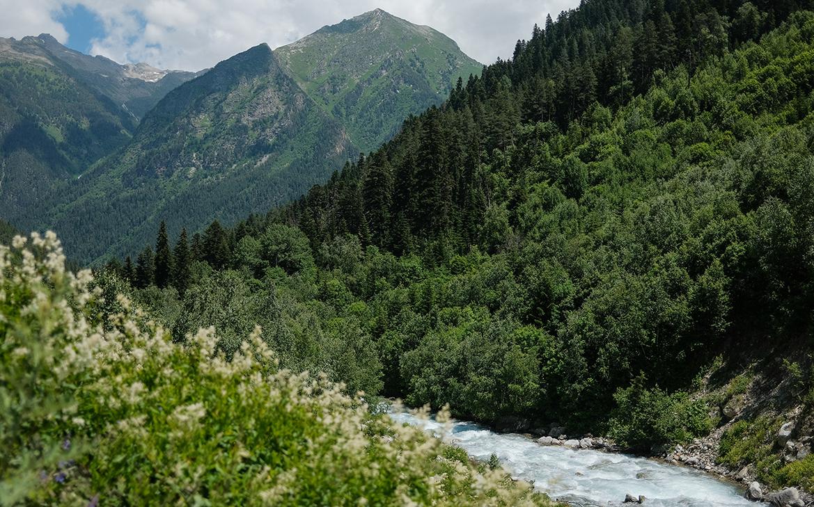 В горах Карачаево-Черкесии с ледяного склона сорвались туристы