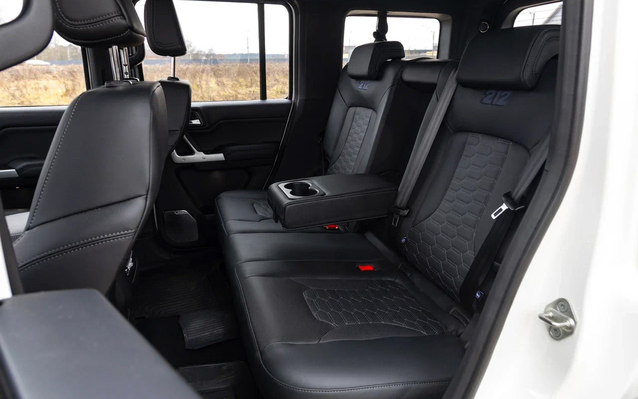 Удобств на втором ряду у BAW 212 немного, нет даже среднего подголовника. Довольно мало и пространства для ног. Рослым седокам здесь может быть тесно