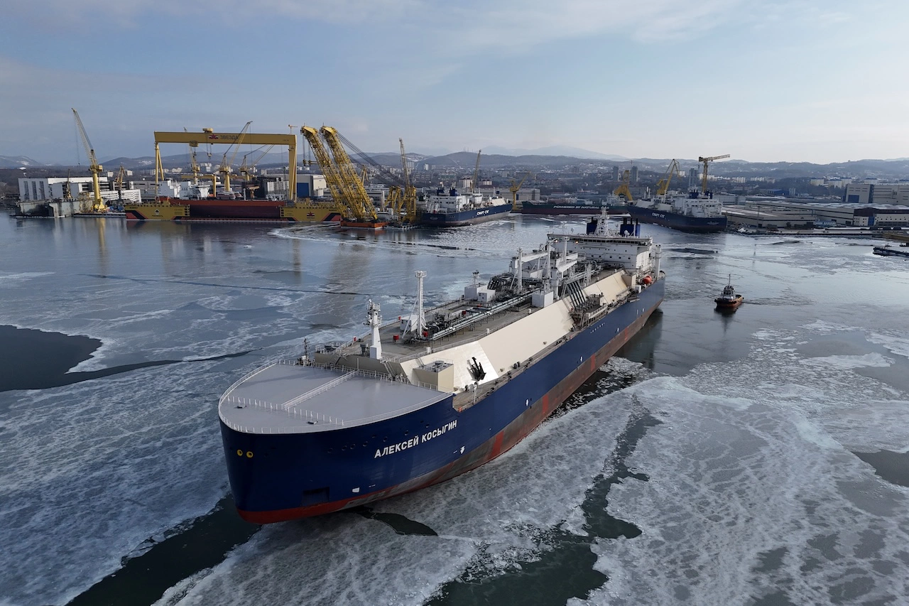 Российский ледокольный танкер «Алексей Косыгин» вышел в первый рейс