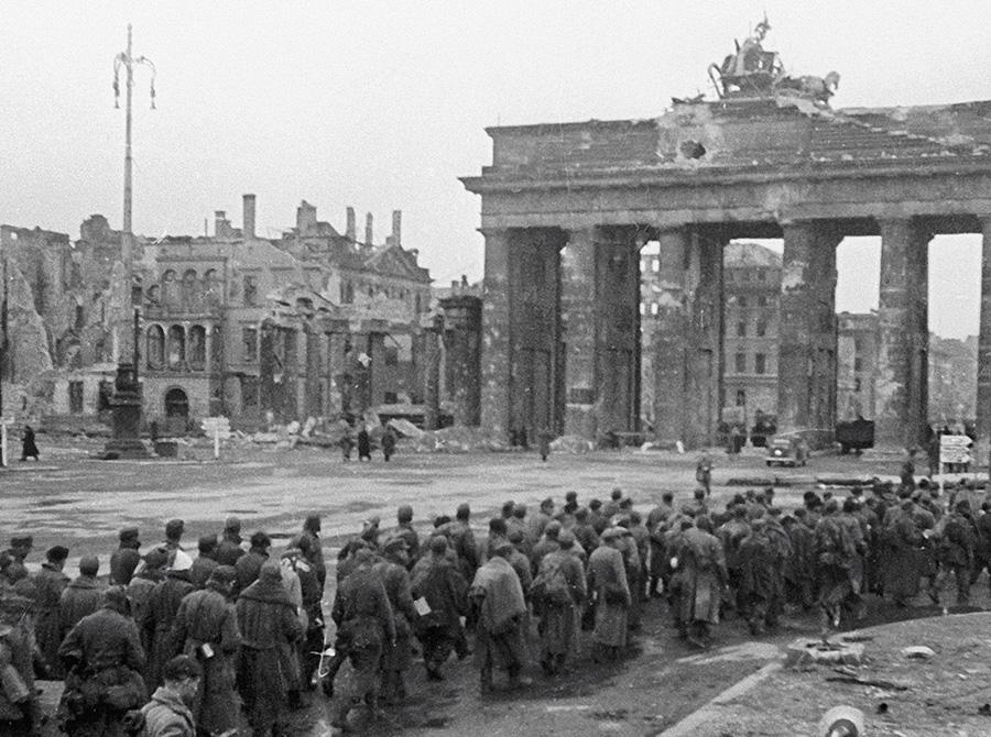 Колонна пленных немецких солдат в Берлине, 2 мая 1945 года