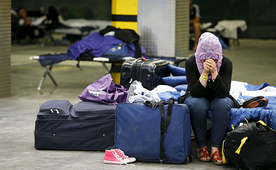 Сирийская женщина плачет в центре регистрации беженцев на окраине Франкфурта, Германия