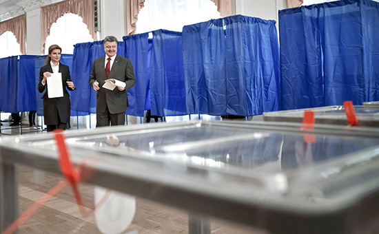 Президент Украины Петр Порошенко с супругой Мариной на одном из избирательных участков в Киеве во время выборов в органы местного самоуправления