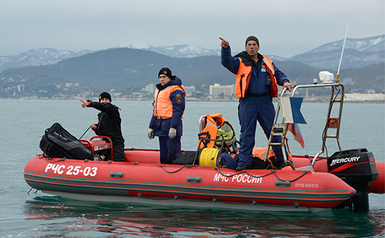 Спасатели во время поисково-спасательных работ у побережья Черного моря, где потерпел крушение самолет Ту-154&nbsp;


