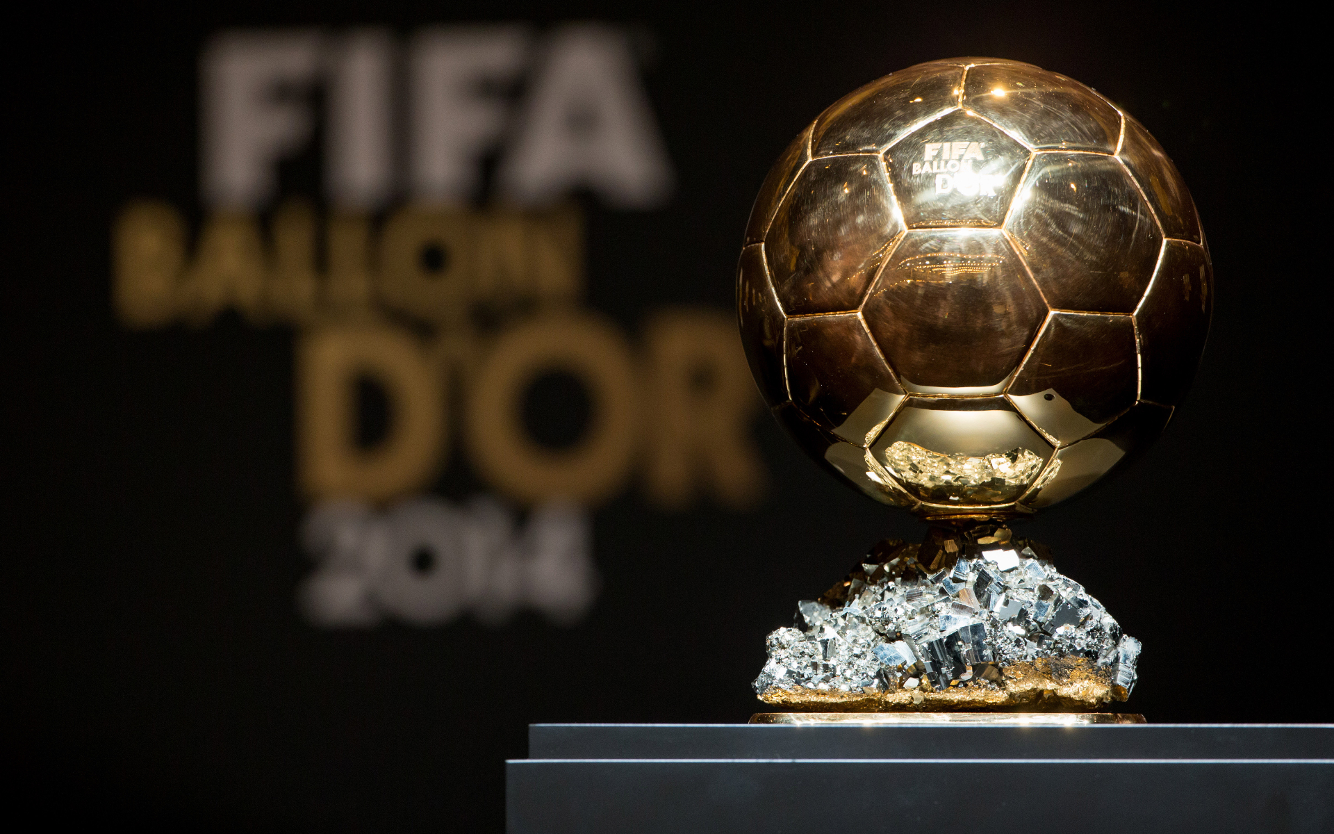 Приз лучшему футболисту мира «Золотой мяч» будут вручать по итогам сезона