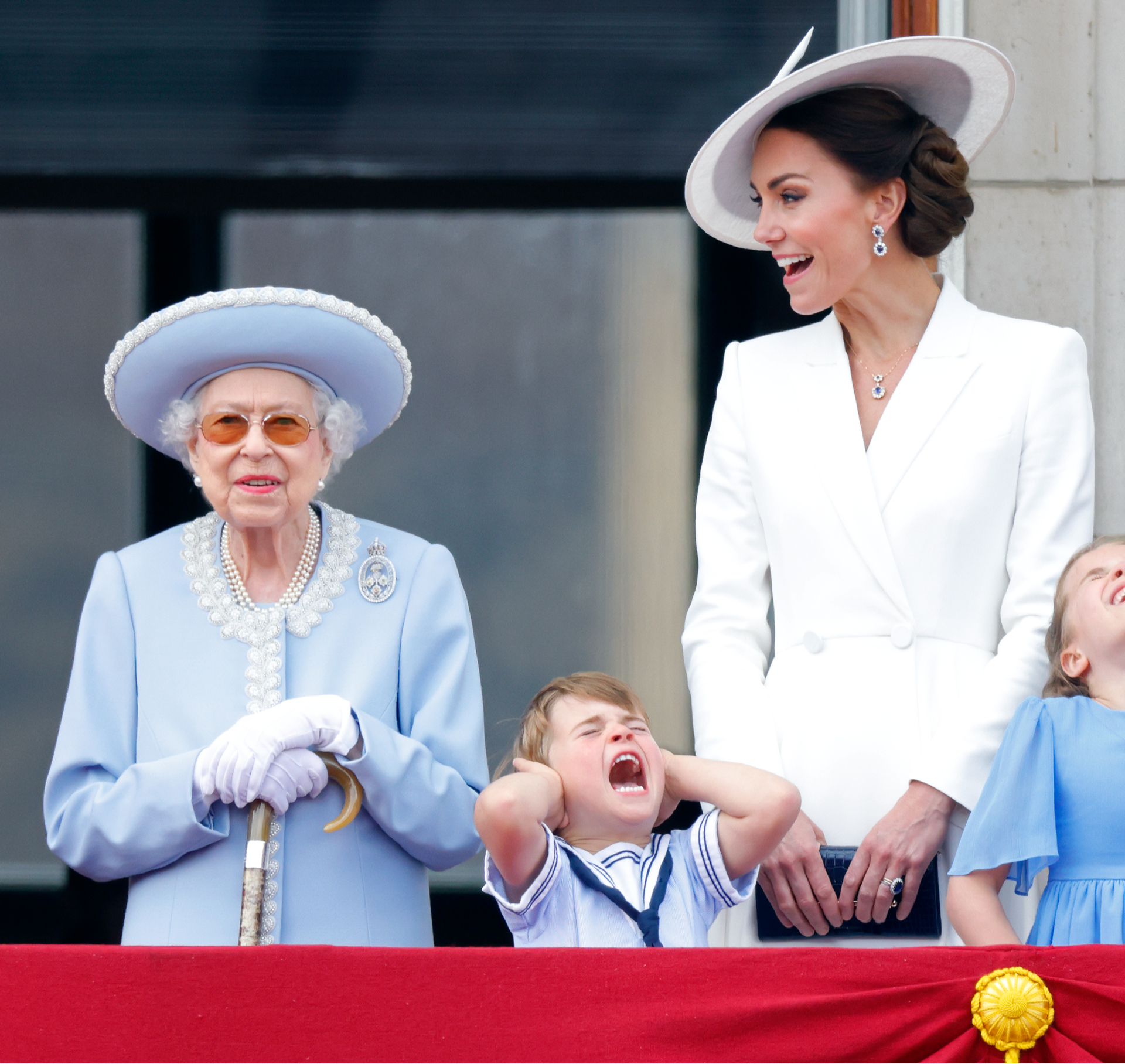 Королева Елизавета II, принц Луи Кембриджский, Кэтрин, герцогиня Кембриджская, принцесса Шарлотта Кембриджская на балконе Букингемского дворца во время пролета Королевских ВВС в ходе знаменного марша, 2 июня 2022