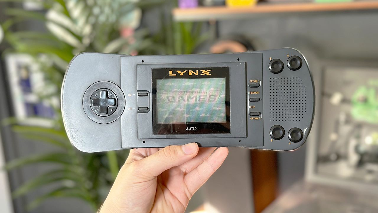 Первый цветной дисплей появился у Atari Lynx