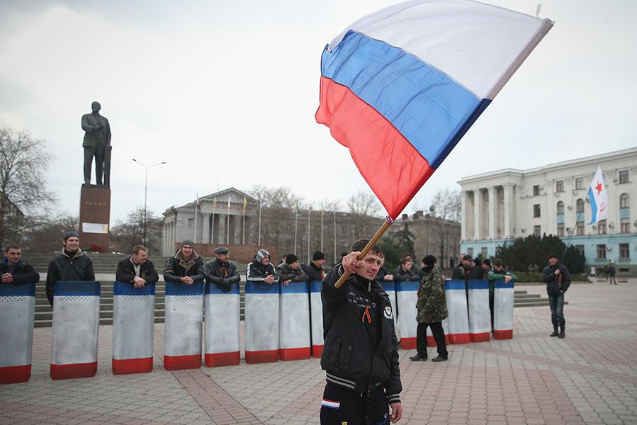 Пророссийская демонстрация возле здания местного самоуправления и памятника Ленину в Симферополе, Крым, 2 марта 2014 года