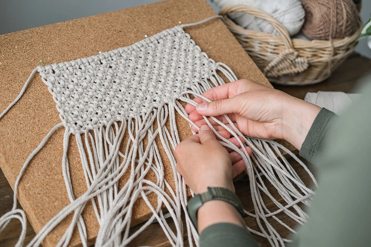 Макраме не требует больших затрат — обойтись можно только шнурами, сантиметром и ножницами