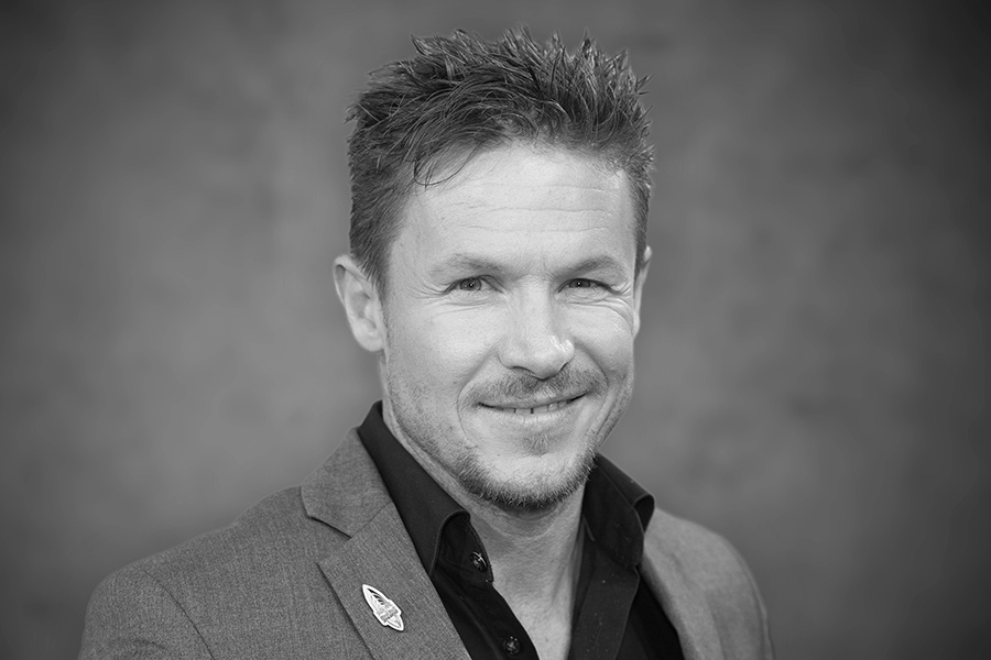 17 июля погиб австрийский парашютист-экстремал Феликс Баумгартнер. Смерть наступила в результате несчастного случая во время полета на параплане у побережья Адриатического моря в Центральной Италии.

Согласно первоначальной версии, Баумгартнер почувствовал себя плохо, из-за чего потерял контроль над парапланом. Однако позже эта версия не подтвердилась. Как сообщил прокурор Раффаэле Ианнелла, причиной случившегося стала &laquo;человеческая ошибка&raquo;: экстремал вошел в спираль и не смог выполнить маневр, чтобы из нее выйти.

В 2012 году Баумгартнер совершил прыжок из стратосферы. Он установил три мировых рекорда, прыгнув с высоты более 38&nbsp;км и развив скорость 1173 км/ч. Уникальный прыжок был осуществлен в рамках проекта Red Bull Stratos с приземлением в пустыне штата Нью-Мехико в США, за полетом следили 8 млн интернет-зрителей.

Читать больше