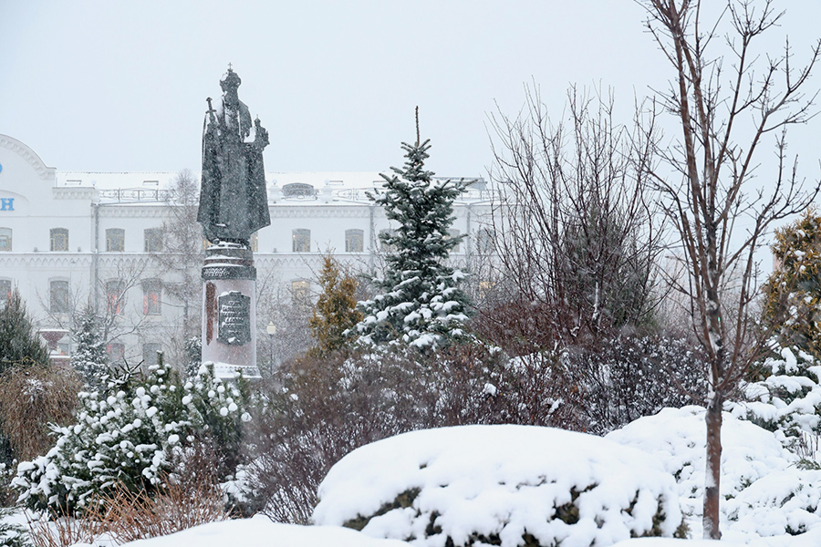 На фото: памятник князю Даниилу Московскому на площади Серпуховская застава.