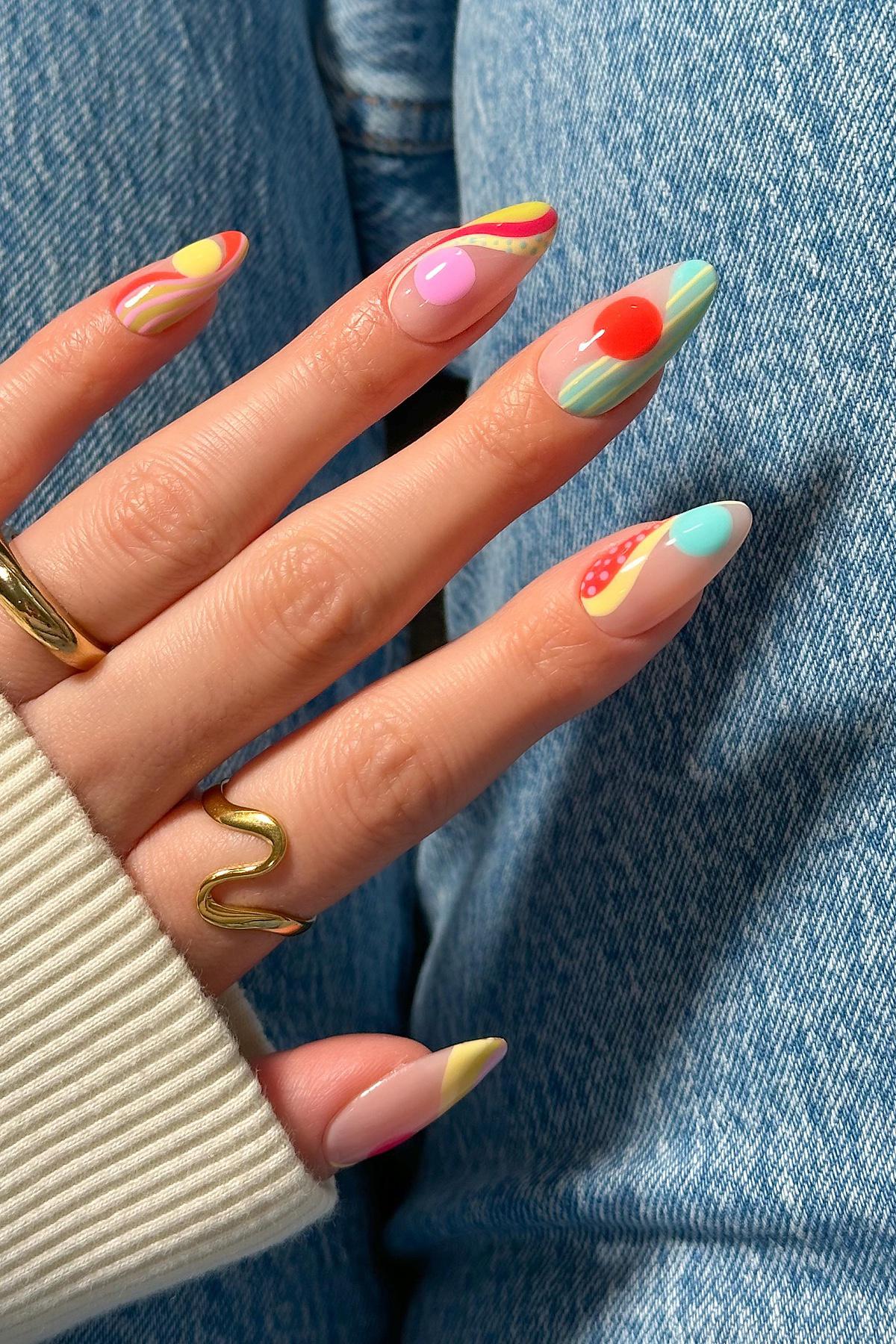 Лучше выбирать не более двух-трех цветов, чтобы маникюр не выглядел слишком аляписто