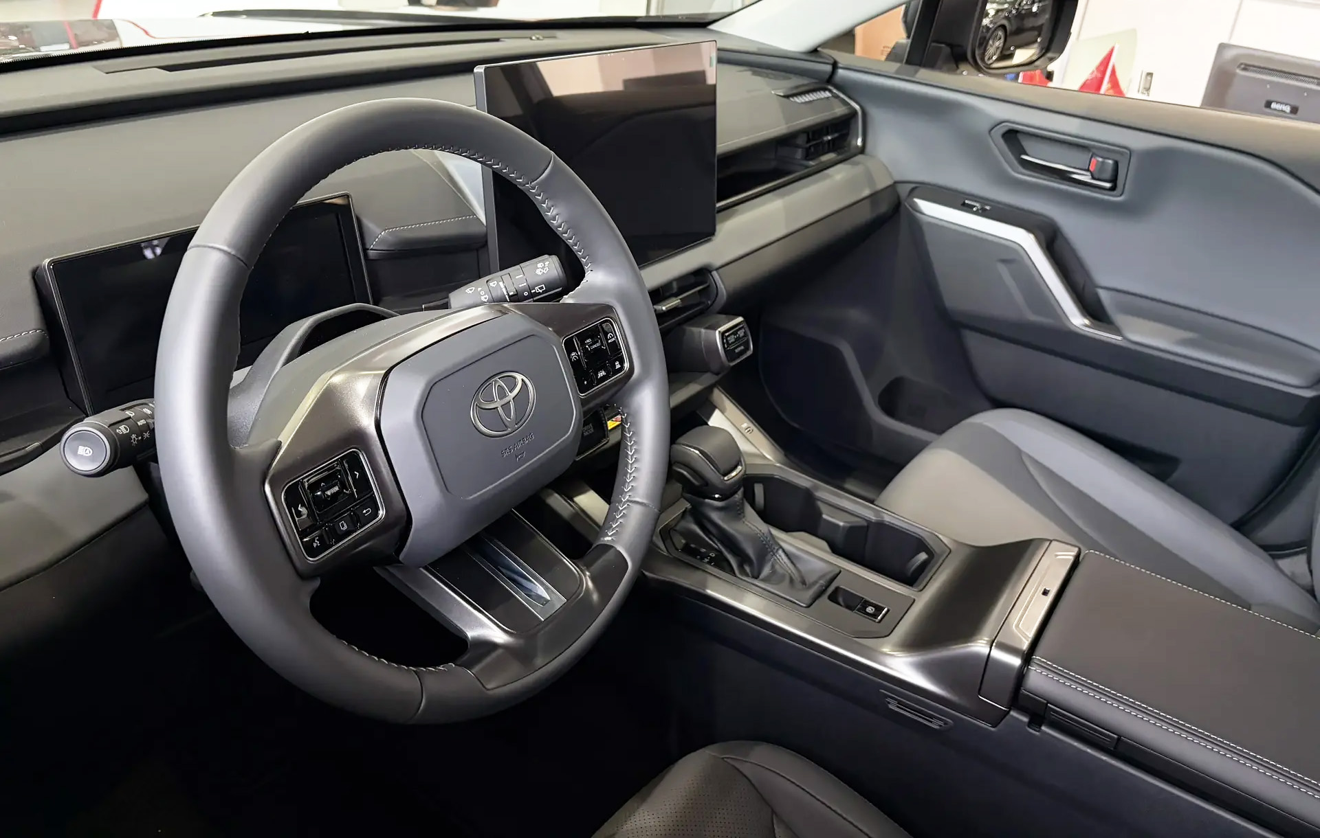 Toyota RAV4 из Китая располагает софтом с базовым английским языком.